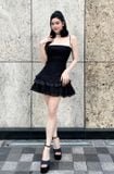 Váy đen ngắn 2 dây Nhã Phương mặc kèm hoa cổ FAIR LADY 