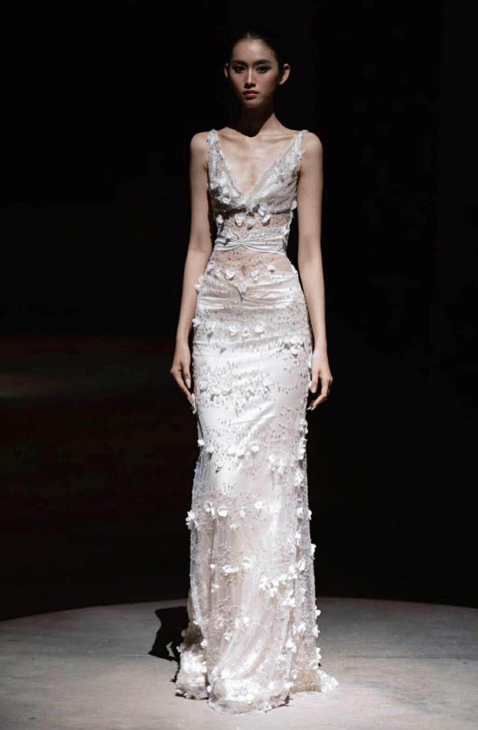  Váy trắng dài xẻ ngực đính hạt cườm và hoa MAEL FEMME 