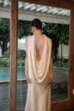  Váy kem cổ cao choàng hở lưng KISSERINE 