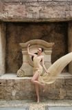  Đầm vàng ánh kim sa xẻ ngọc sa mạc LAVIERGE 