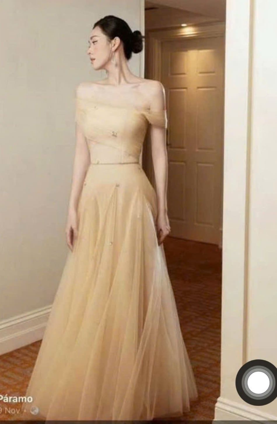  Váy kem dài chéo vai voan lưới PARAMO 