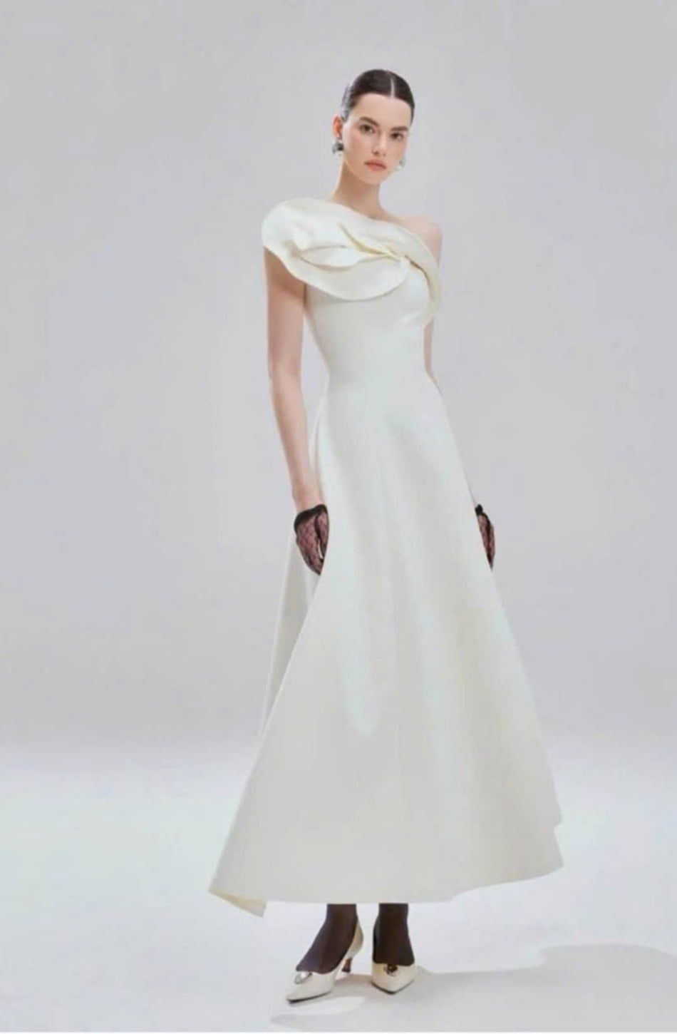  Váy trắng dài hoạ tiết lá chéo vai TRIO JI 