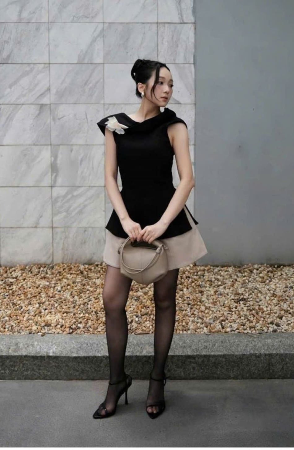  Set áo đen chân váy nâu kèm hoa TRIO JI 