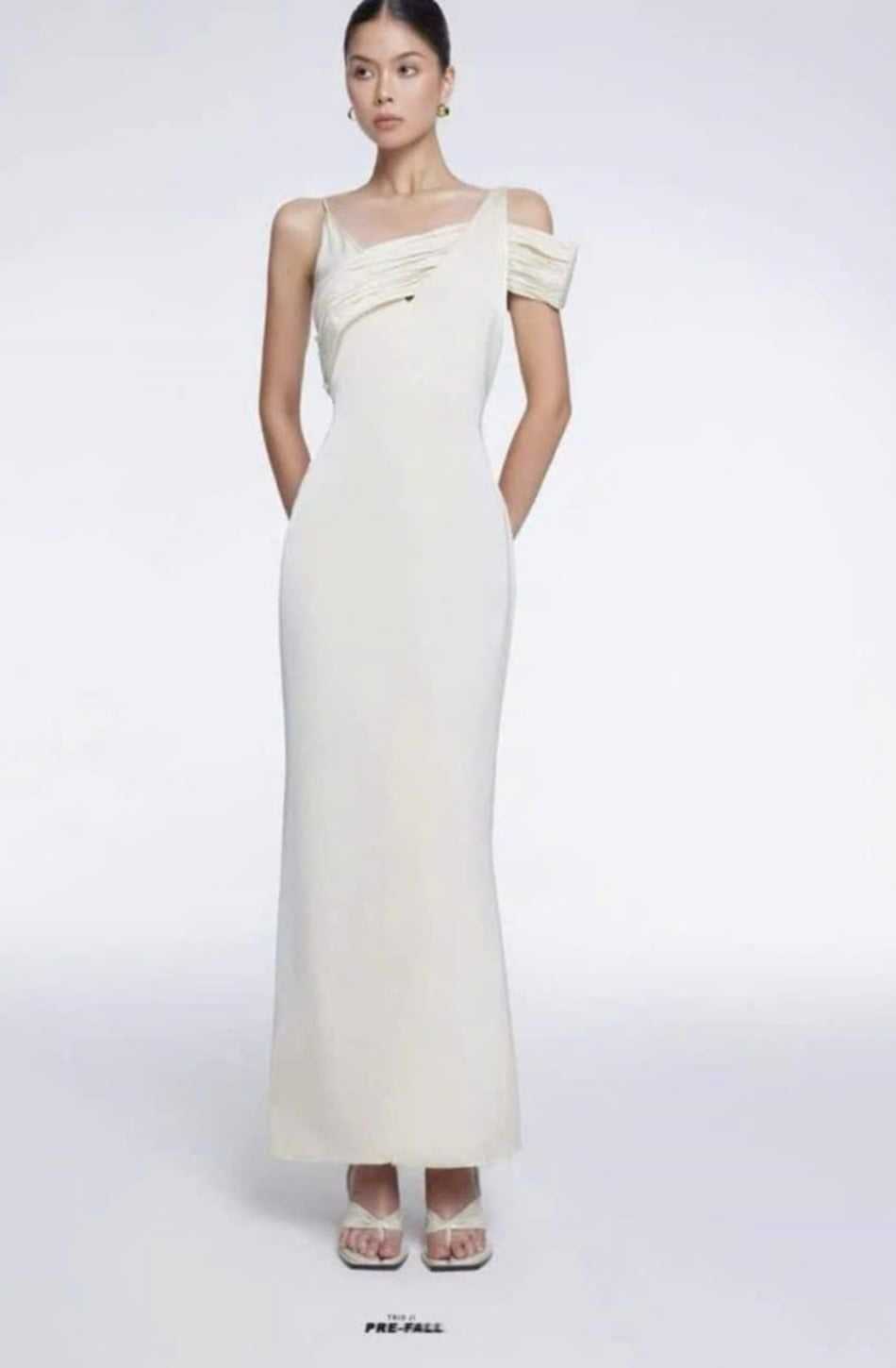  Váy trắng dài chéo vai TRIO JI - CÓ 2BỘ 