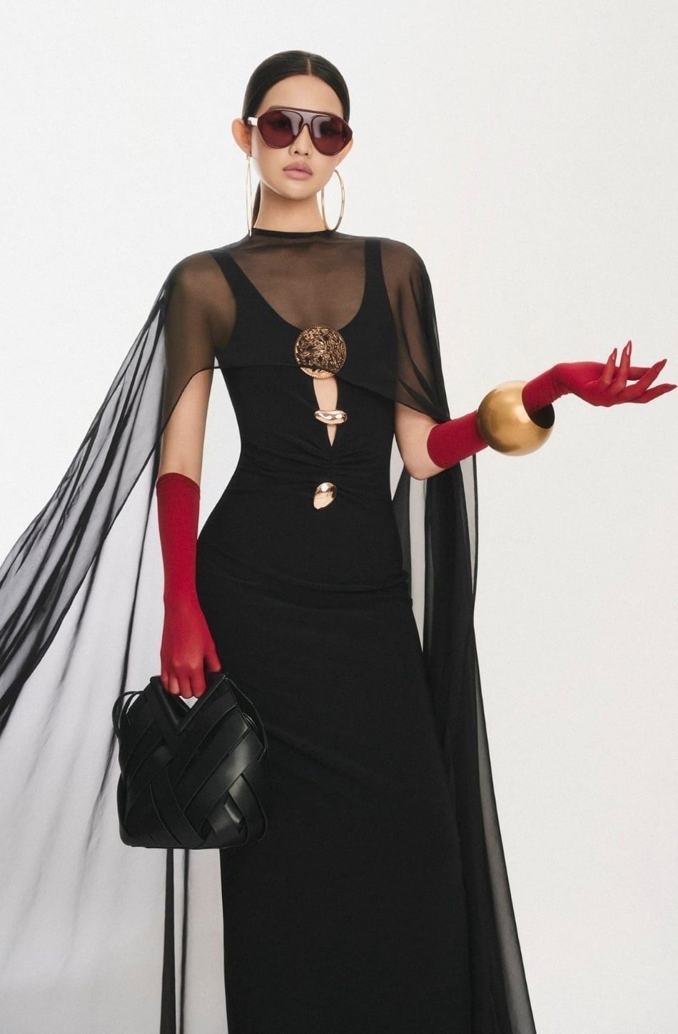  Váy đen MORGANA kèm choàng lưới MOORIS 