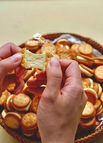 BÁNH QUY MẶN KẸP NOUGAT VỊ PHOMAI