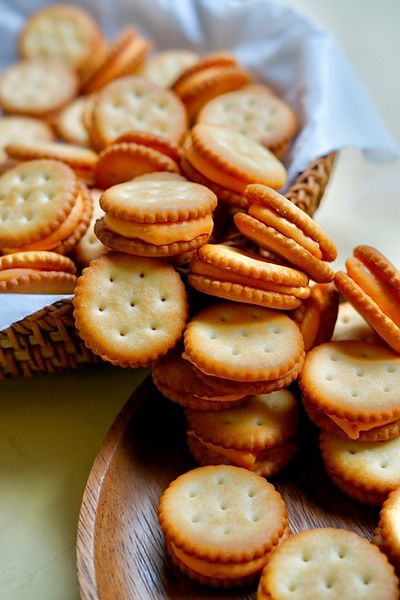 BÁNH QUY MẶN KẸP NOUGAT VỊ PHOMAI