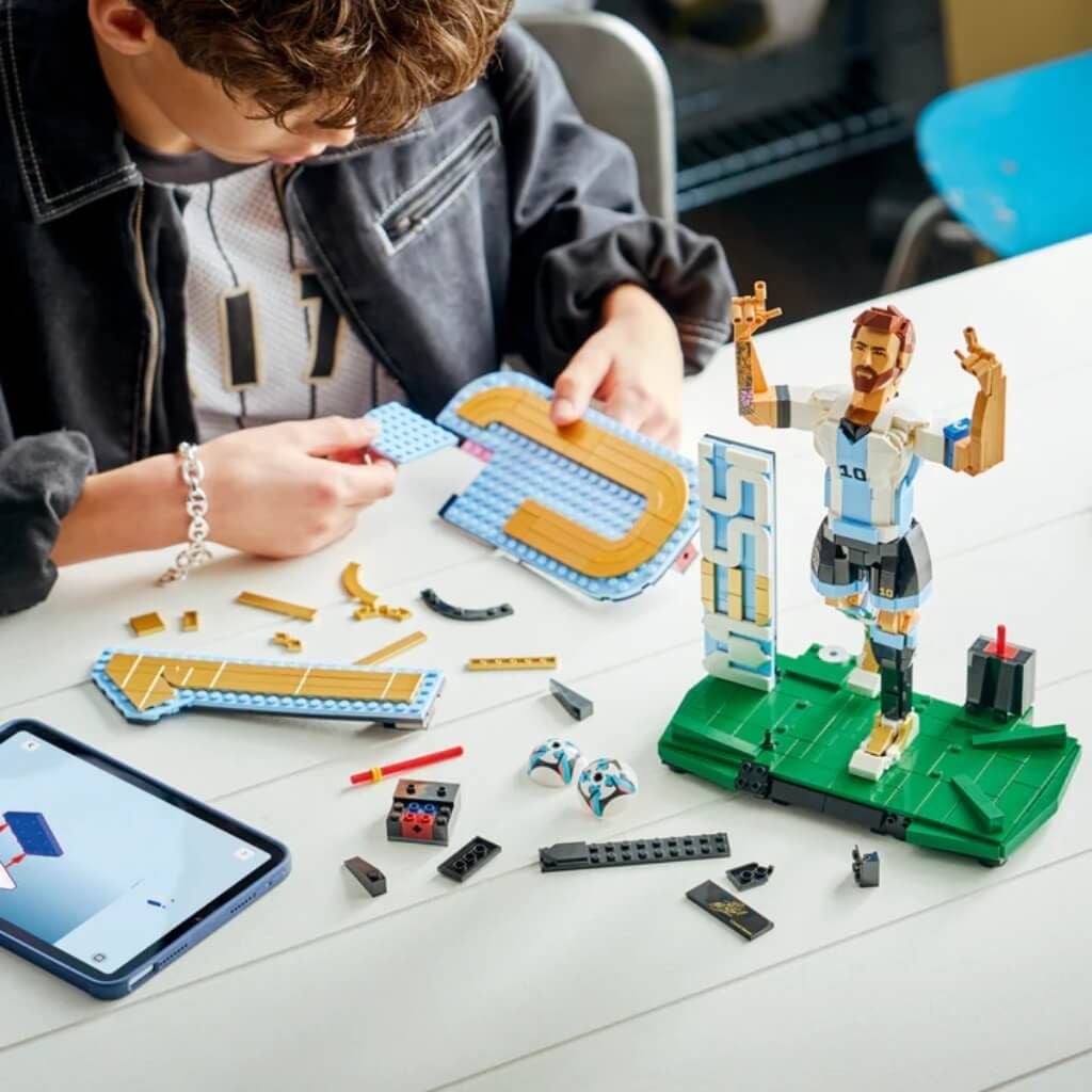 Bộ đồ chơi mô hình lắp ráp Huyền Thoại Bóng Đá Lionel Messi 2in1 LEGO EDITIONS SPORTS