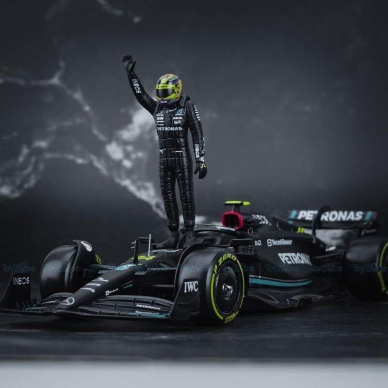 Mô hình xe F1 Mercedes-AMG F1 W14 E Perfomance W/ Driver 1:24 BBURAGO