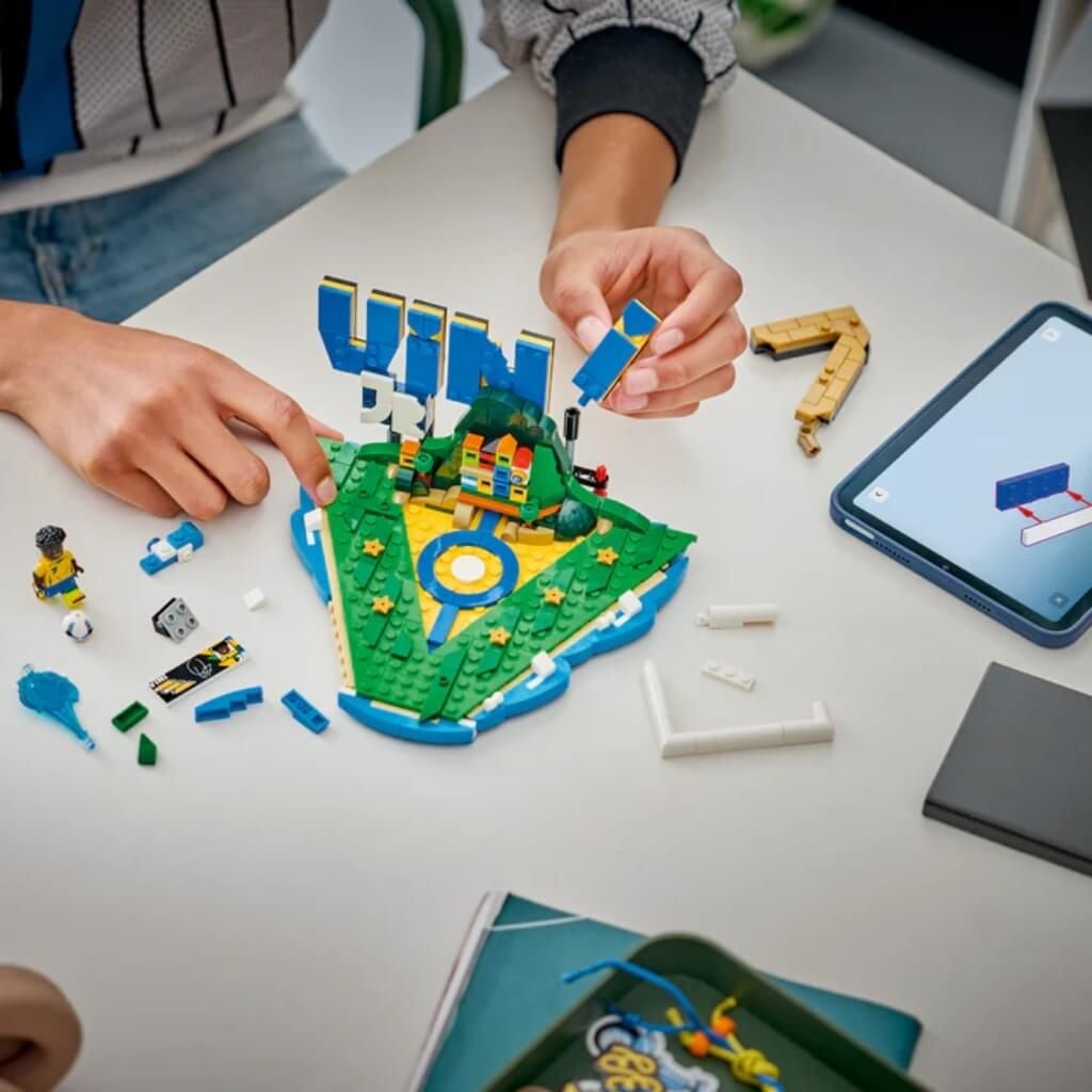 Bộ đồ chơi mô hình lắp ráp Biểu Tượng Sân Cỏ Vini Jr. LEGO EDITIONS SPORTS