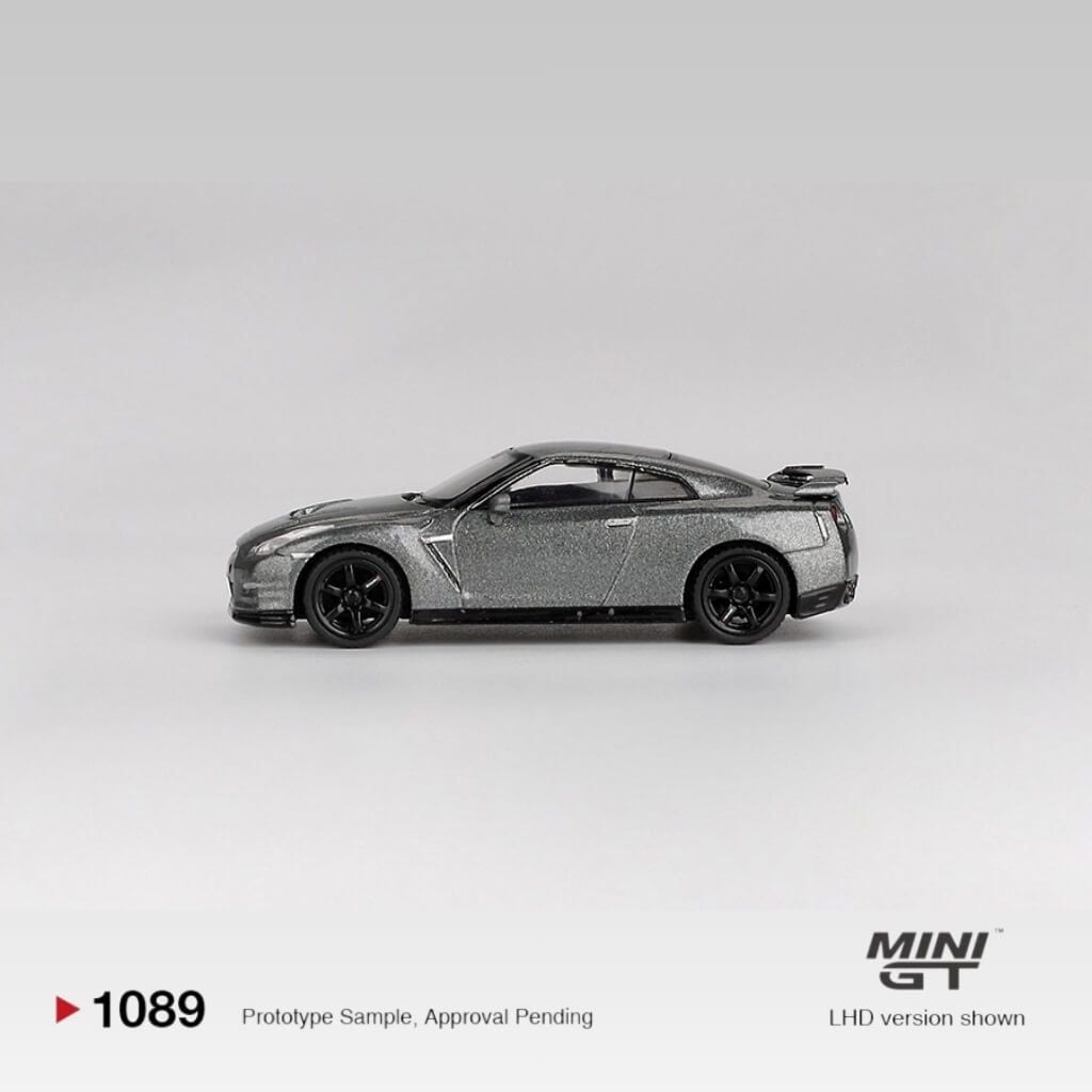 Mô hình xe Nissan GT-R ( Nismo R35 CRS Version ) 1:64 MiniGT