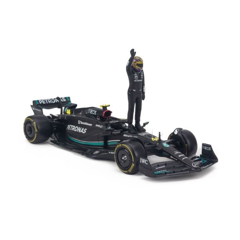 Mô hình xe F1 Mercedes-AMG F1 W14 E Perfomance W/ Driver 1:24 BBURAGO