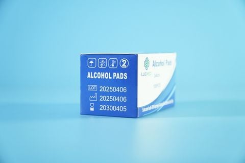  Hộp 100 gạc tẩm cồn y tế LUGMED, bông vuông tẩm cồn tiệt trùng vết thương 