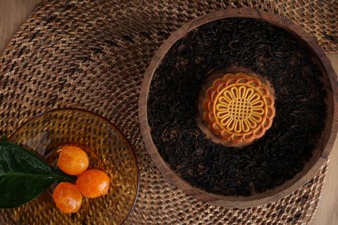 Bánh nướng mè đen, hạt macca và trứng muối 150g