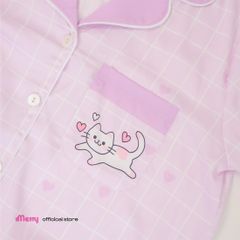 Bộ pyjama lụa nữ iMerry tay ngắn quần ngắn họa tiết mèo dễ thương đính nút ốc xà cừ cao cấp BD007