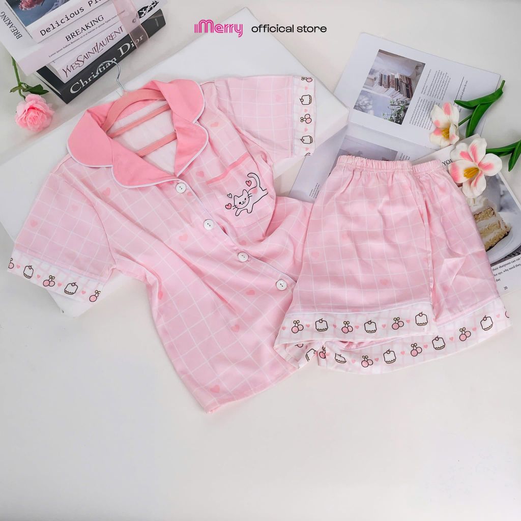 Bộ pyjama lụa nữ iMerry tay ngắn quần ngắn họa tiết mèo dễ thương đính nút ốc xà cừ cao cấp BD007