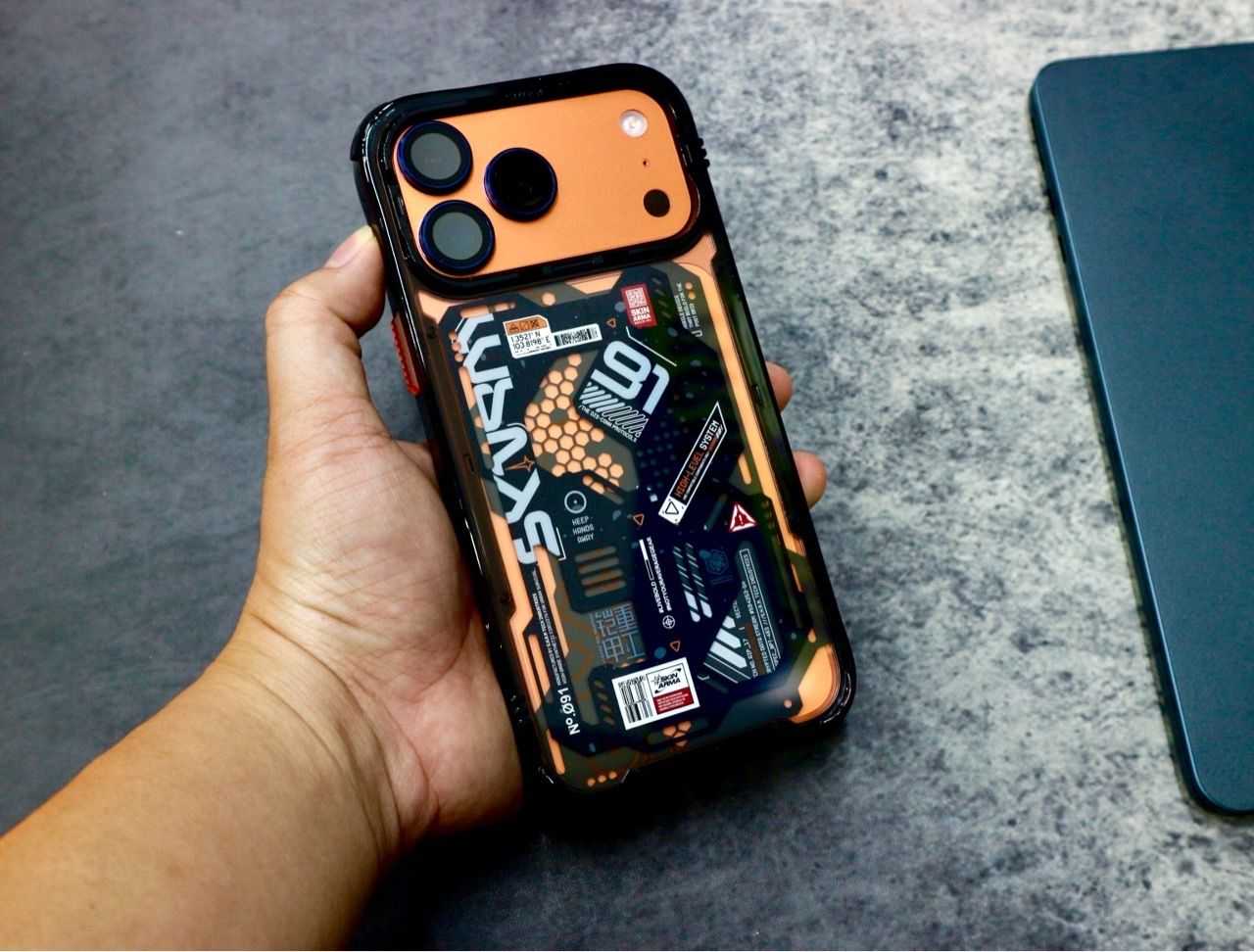  Ốp 17 Promax Skinarma Spectra - Black 