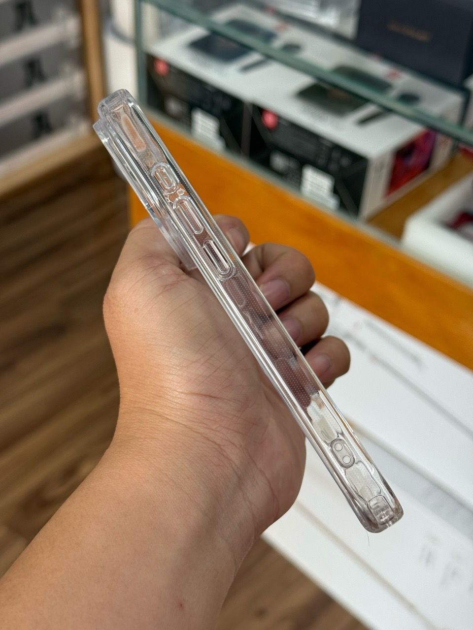  Ốp 17 Pro Likgus Trong Magsafe 