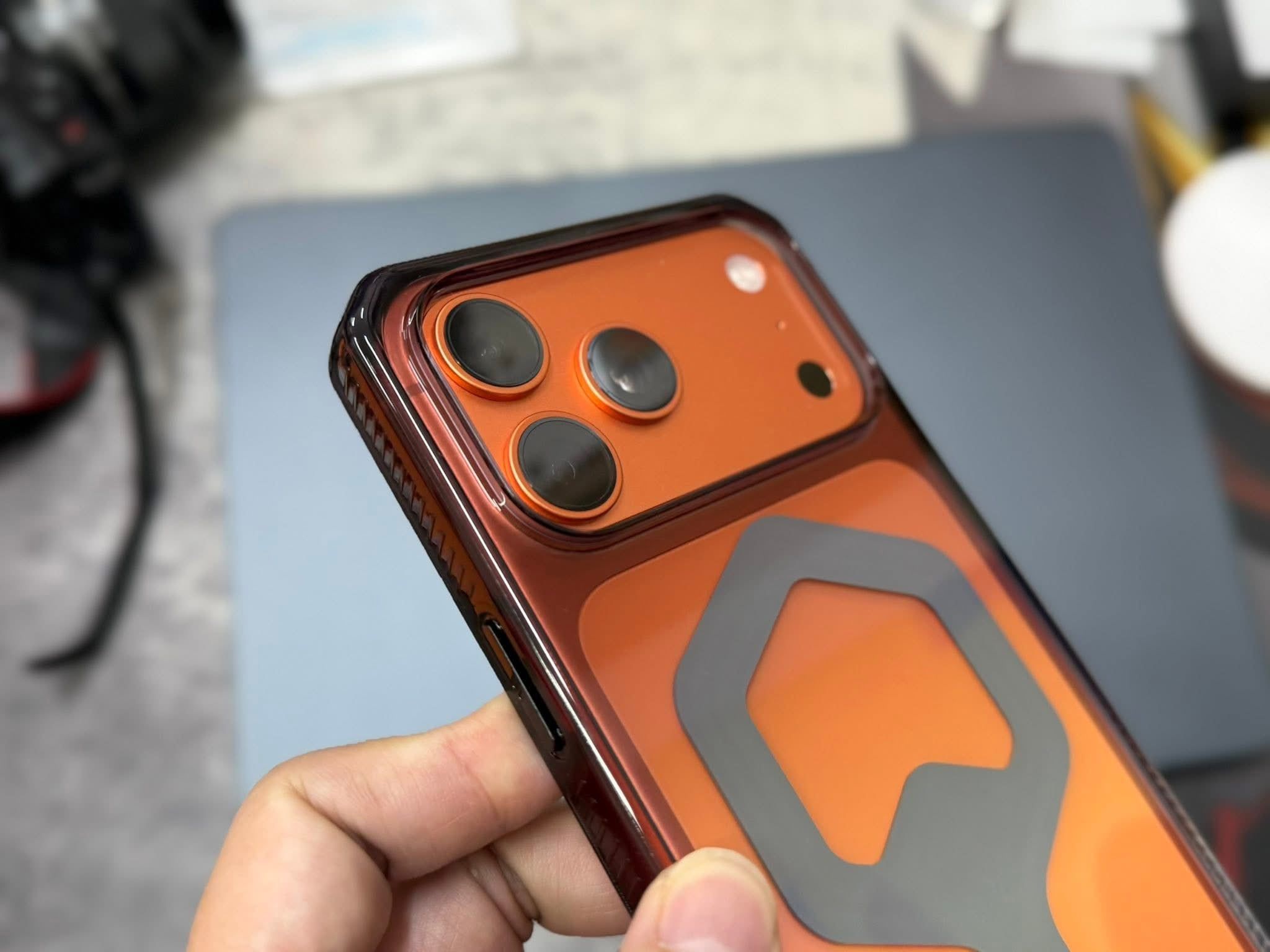  Ốp 17 Promax UAG Plyo Magsafe - Black/Clear Ombre 