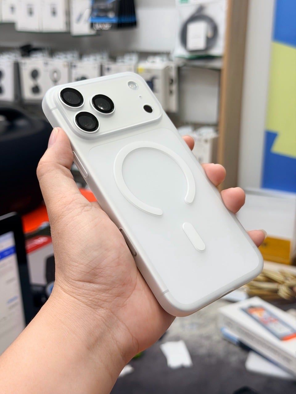  Ốp 17 Promax Memumi Lụa Magsafe - Trắng 
