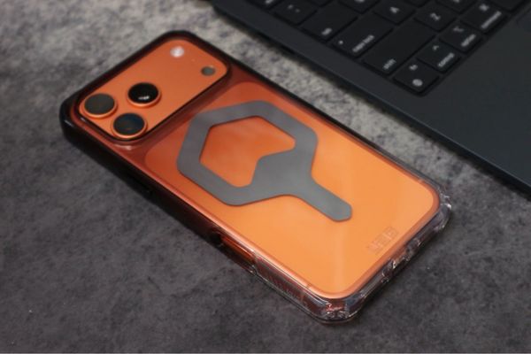  Ốp 17 Promax UAG Plyo Magsafe - Black/Clear Ombre 