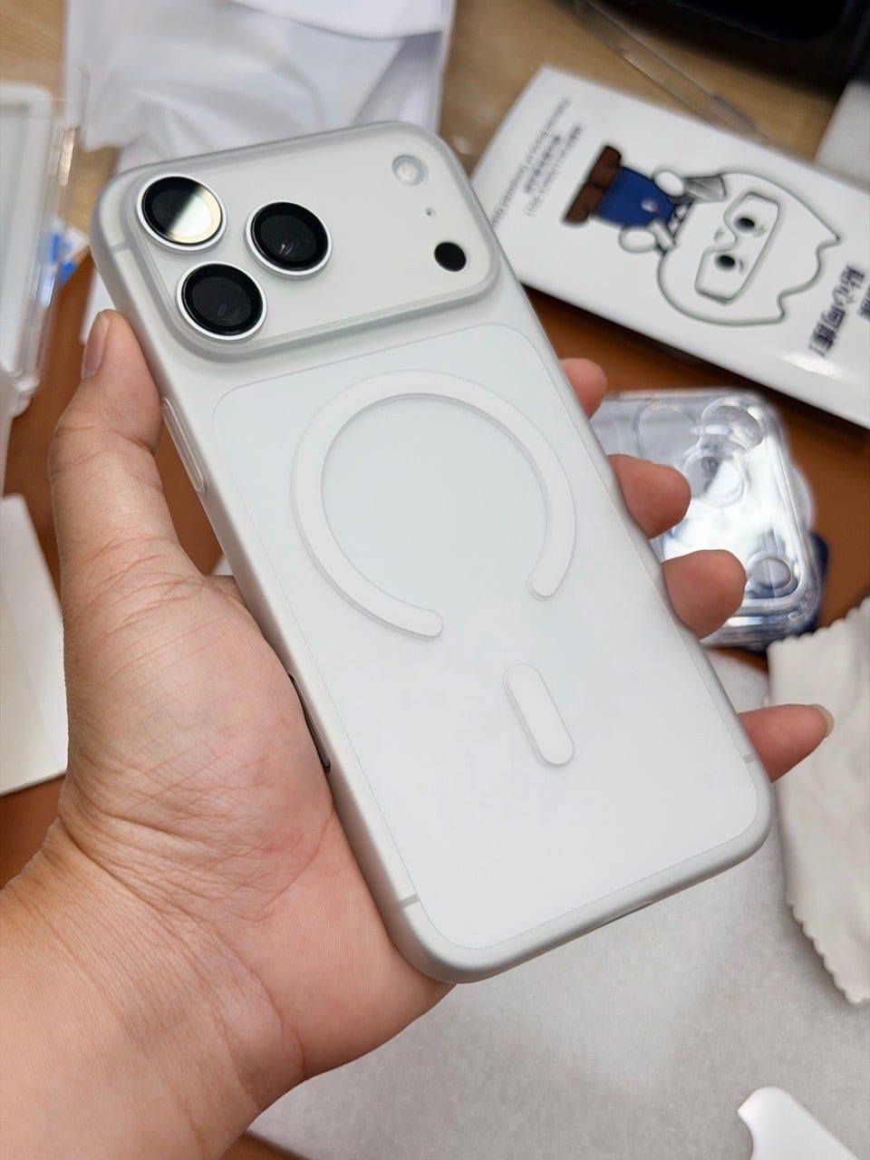  Ốp 17 Promax Memumi Lụa Magsafe - Trắng 