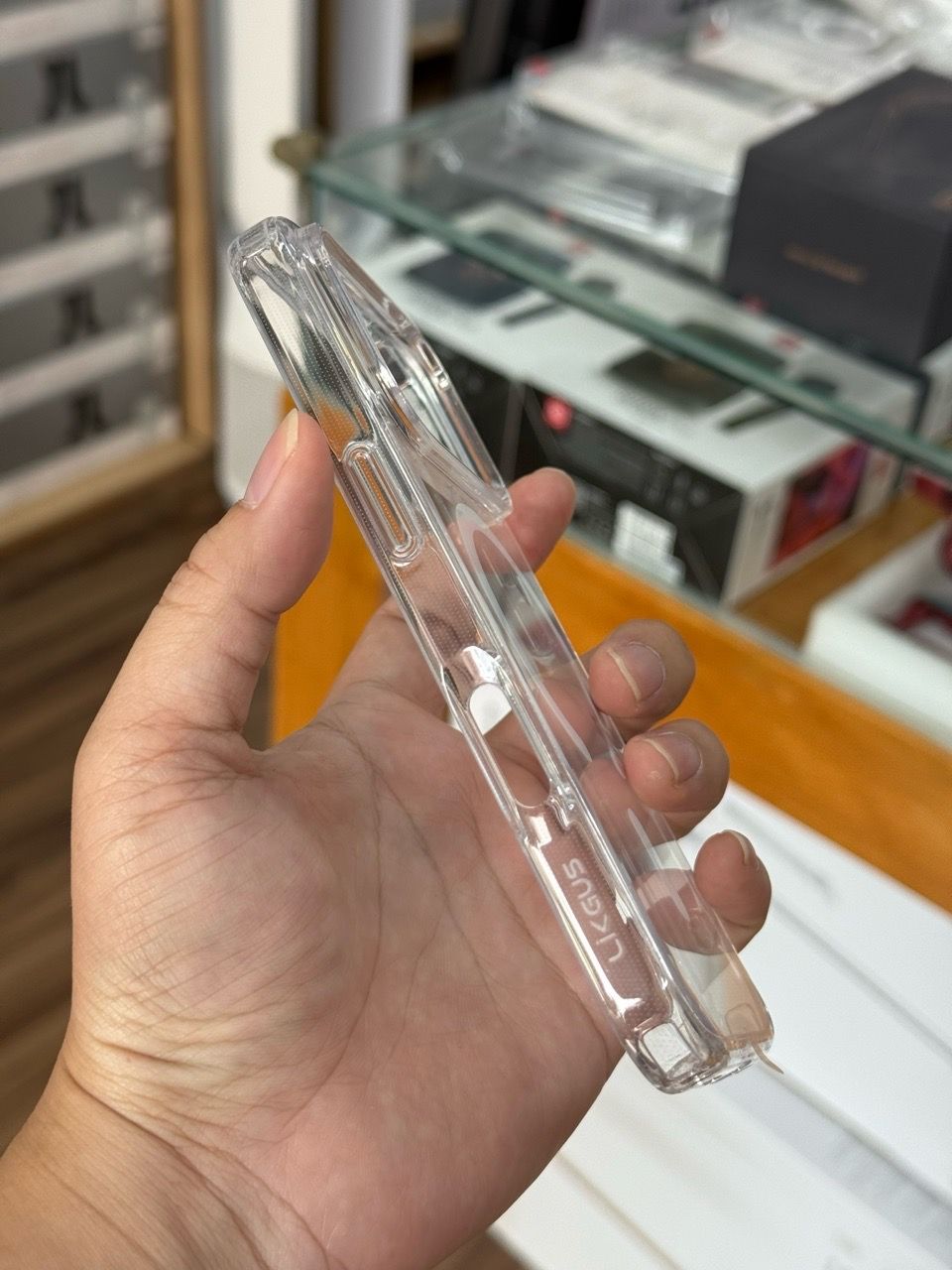  Ốp 17 Pro Likgus Trong Magsafe 