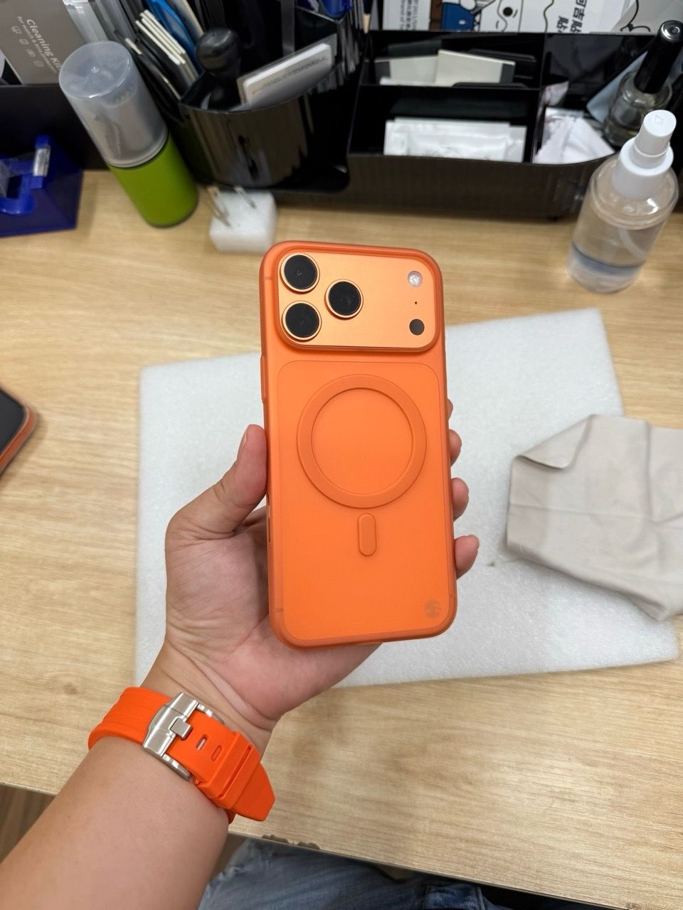  Ốp 17 Promax Switcheasy Lụa Magsafe - Cam 