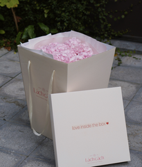 A Sweet Surprise tú cầu hồng