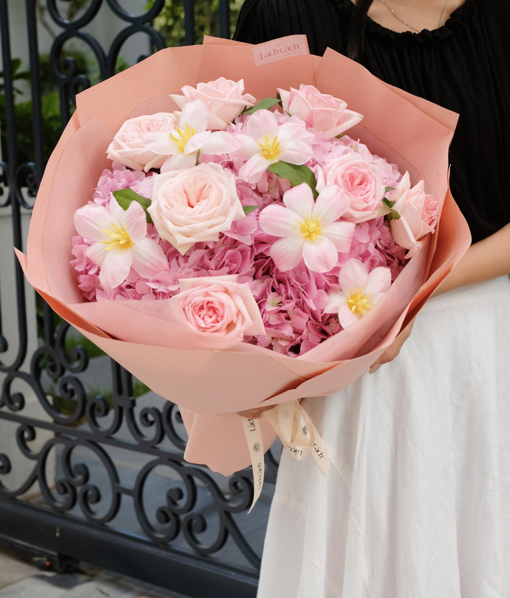 A Sweet Surprise tú cầu hồng mix tulip