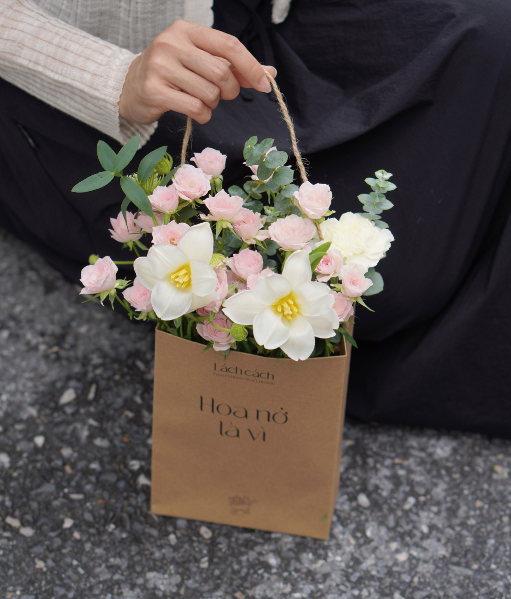 Túi hoa nở là vì... (hồng chùm mix tulip)
