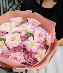 A Sweet Surprise tú cầu hồng mix tulip