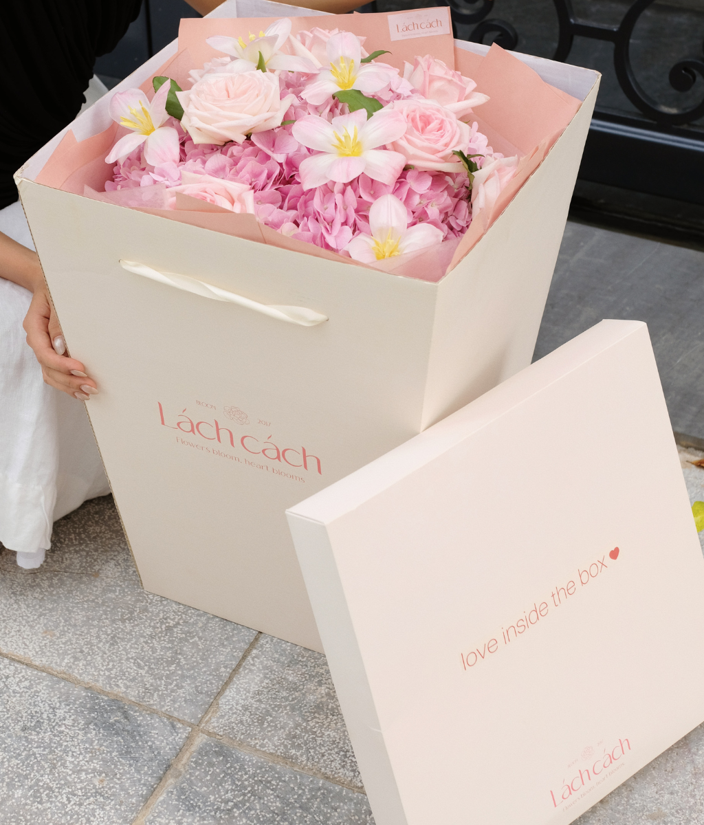 A Sweet Surprise tú cầu hồng mix tulip