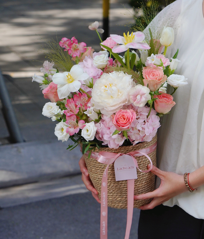 Giỏ cói tone hồng mix peony trắng