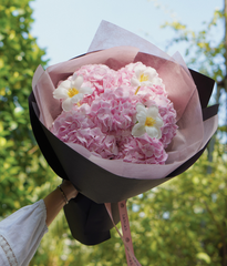 A Sweet Surprise tú cầu hồng