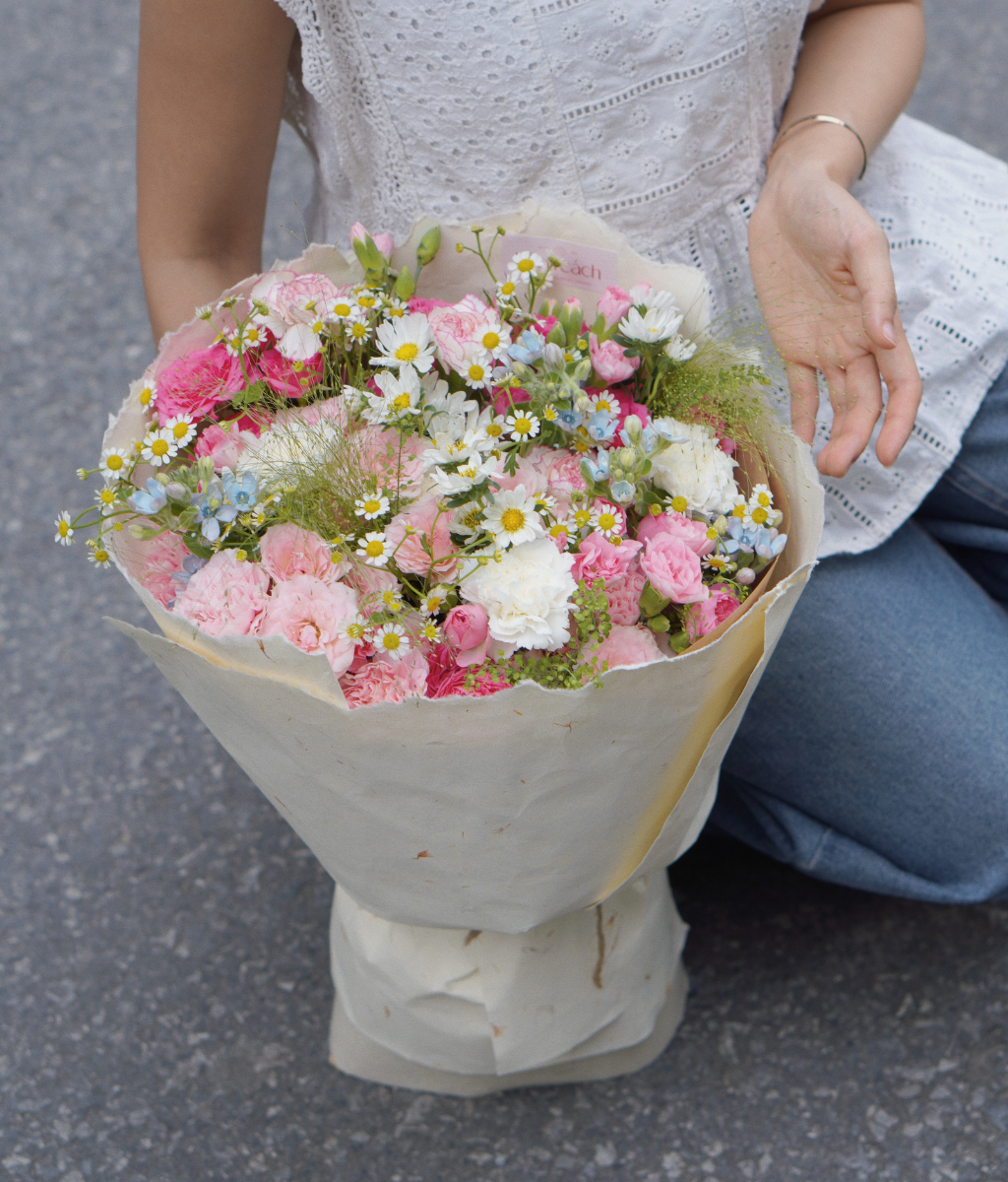 Bé tròn xoe tone hồng giấy ép cánh hoa