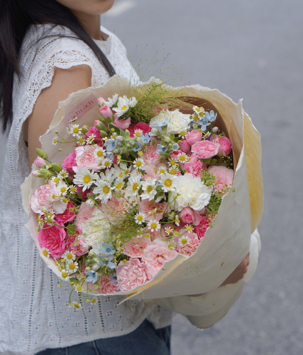 Bé tròn xoe tone hồng giấy ép cánh hoa