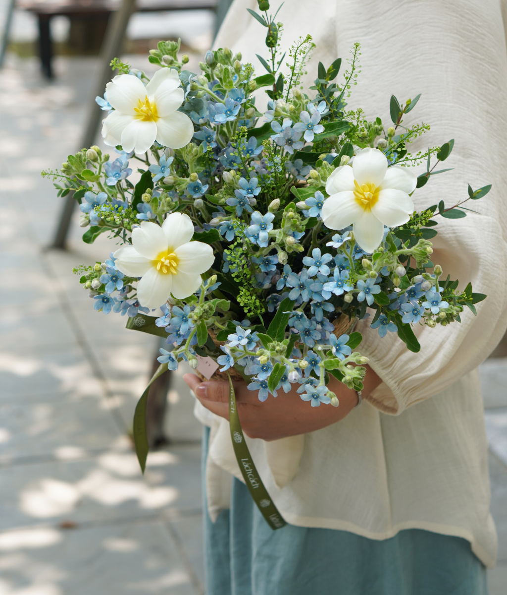 Giỏ cói sao xanh mix tulip trắng