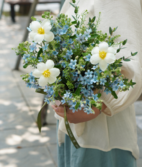 Giỏ cói sao xanh mix tulip trắng