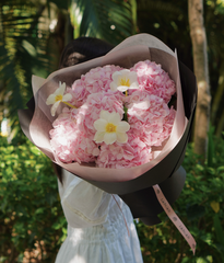 A Sweet Surprise tú cầu hồng