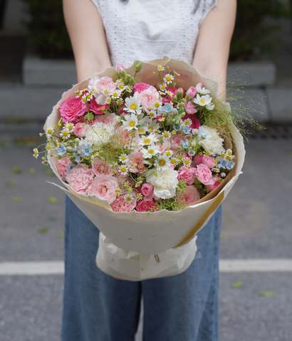 Bé tròn xoe tone hồng giấy ép cánh hoa