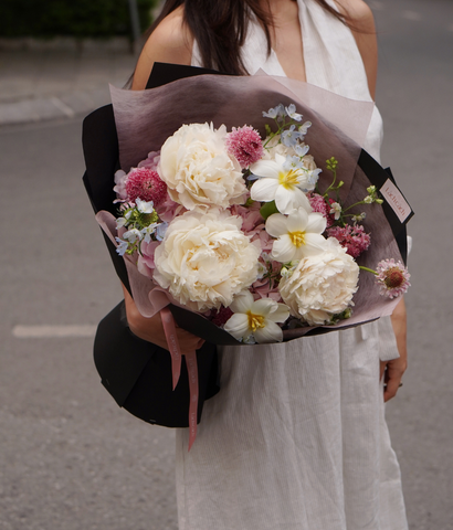Bó một mặt peony trắng mix tulip
