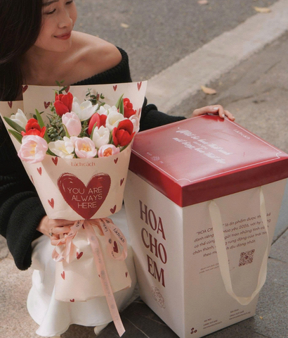 20/10/2026 - Mẫu 18 - Hộp Hoa Cho Em 16b tulip trắng hồng đỏ