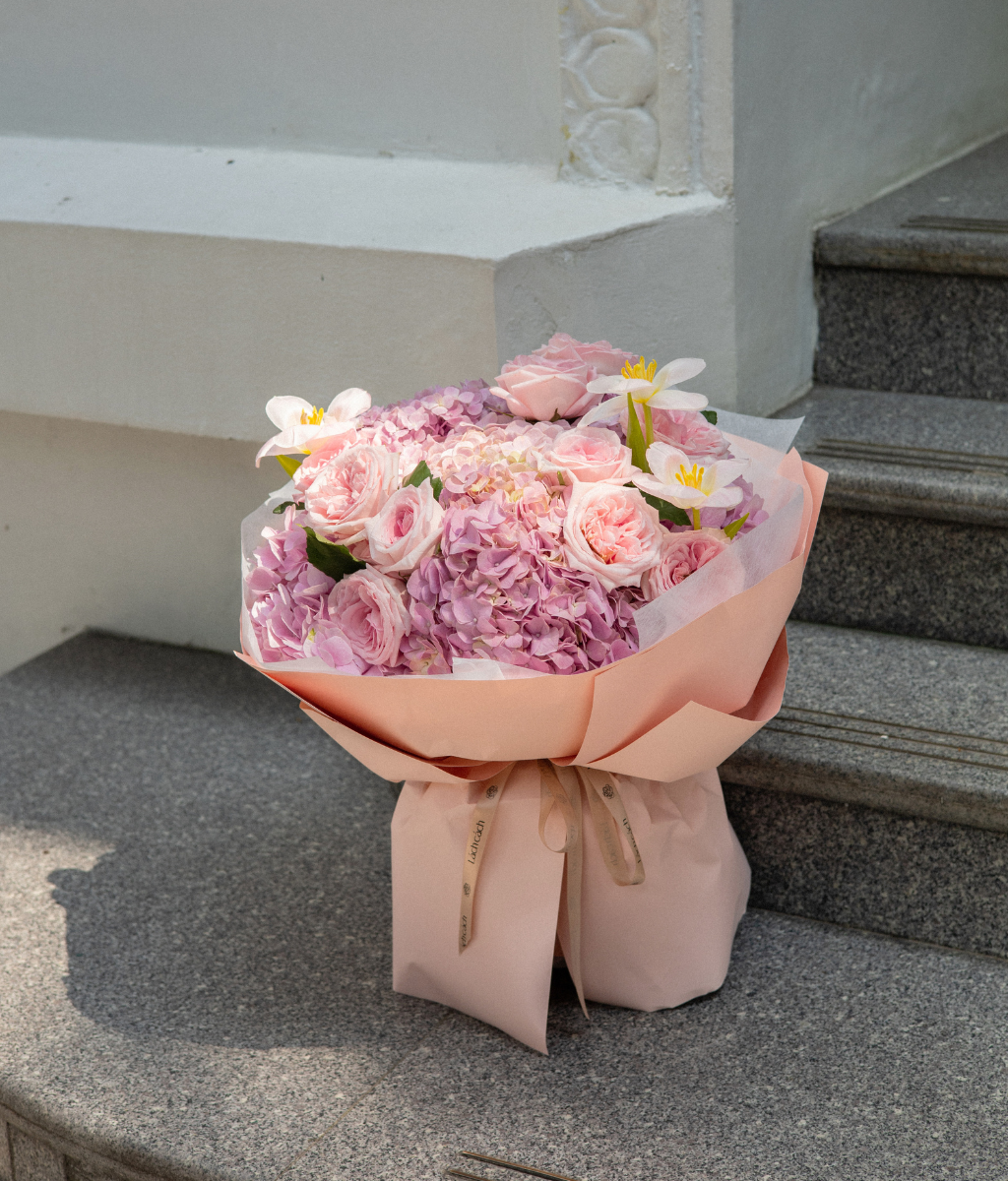 A Sweet Surprise tú cầu hồng mix tulip