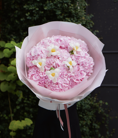 A Sweet Surprise tú cầu hồng