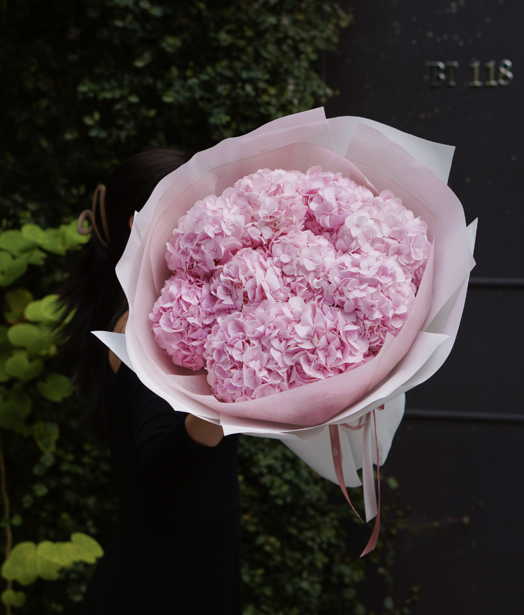 A Sweet Surprise tú cầu hồng