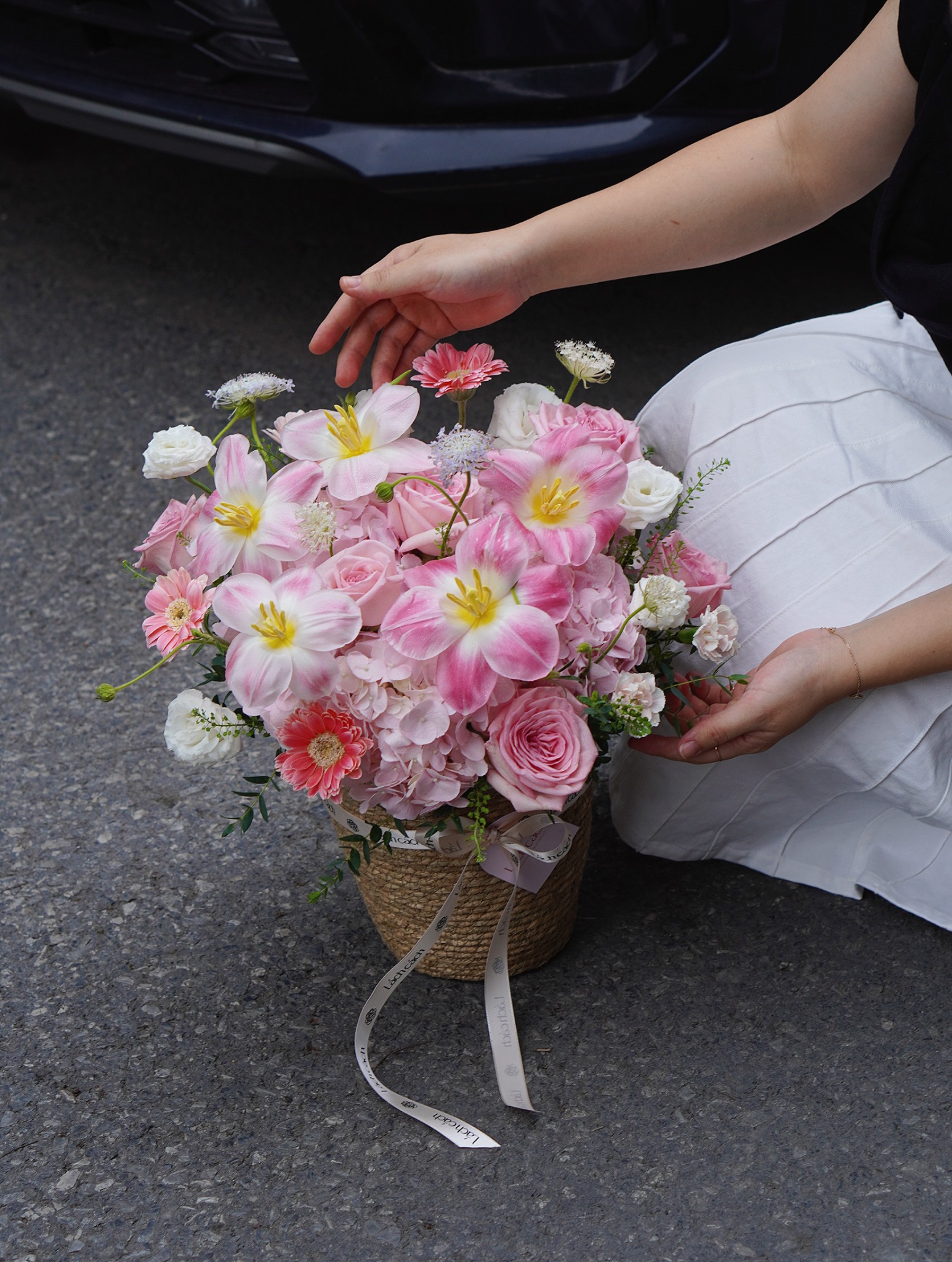 Giỏ cói tú cầu hồng mix tulip