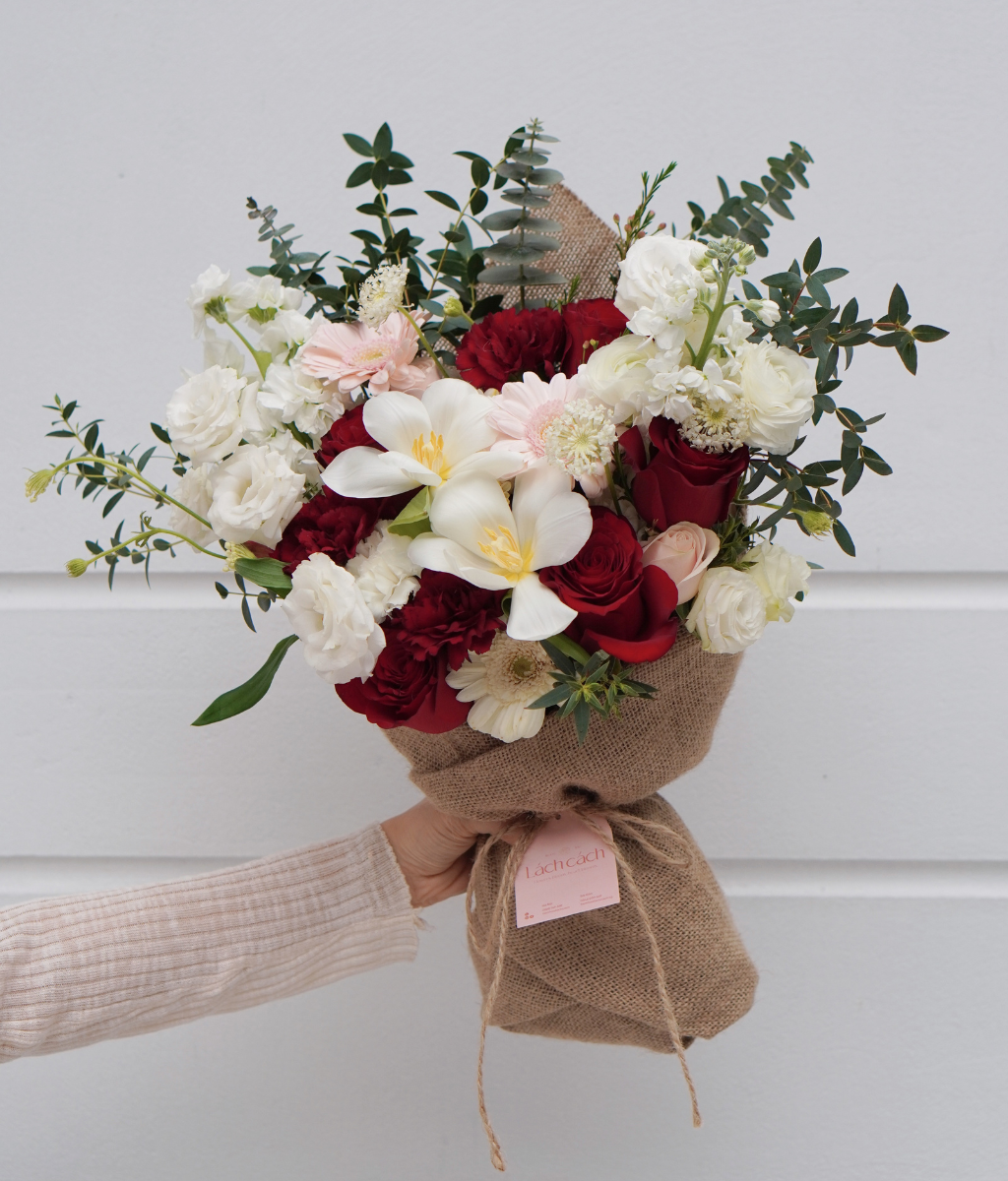 Bó hồn nhiên tone đỏ mix tulip