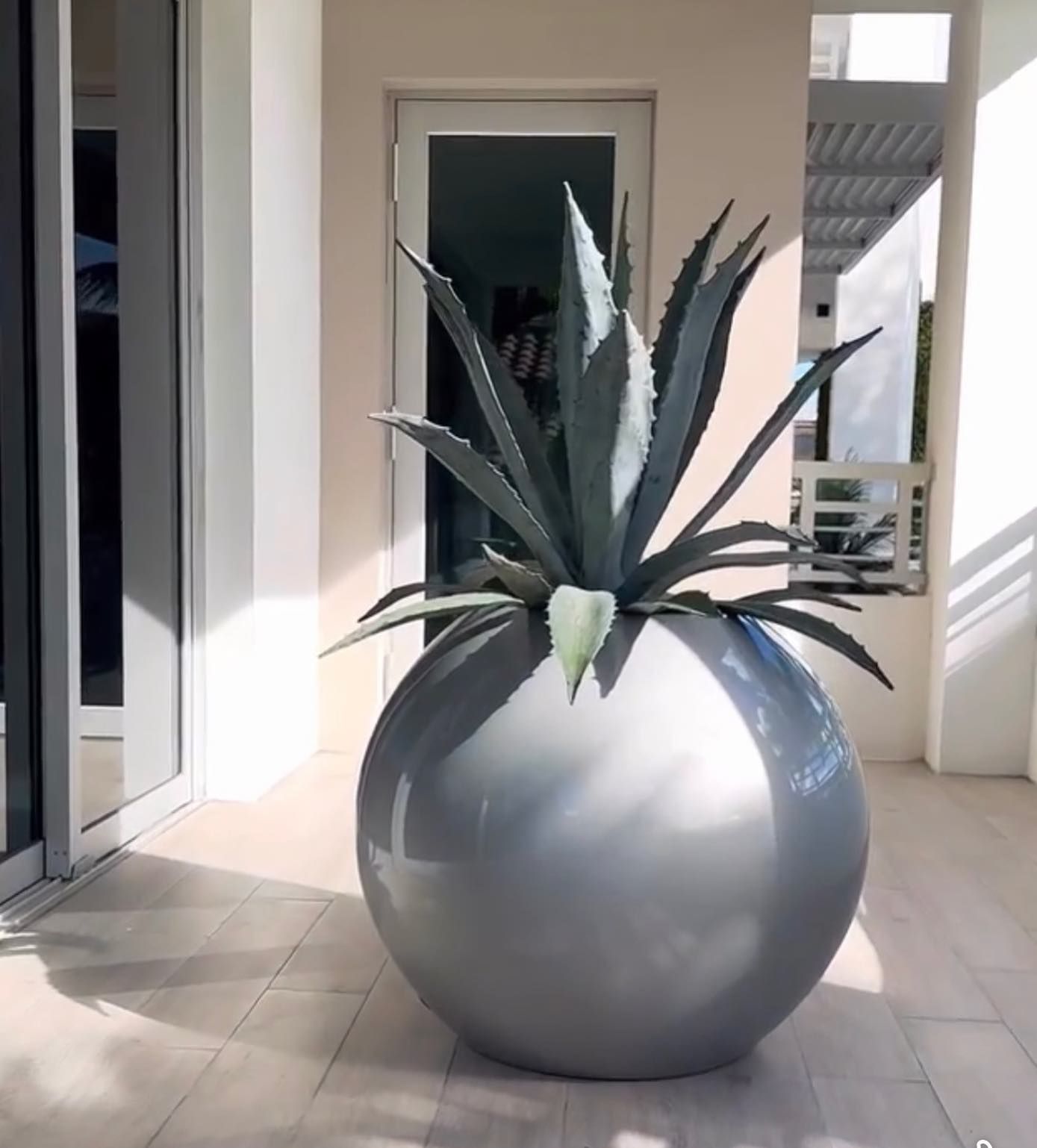  GLOBE planter - Large (D92 x H78) 