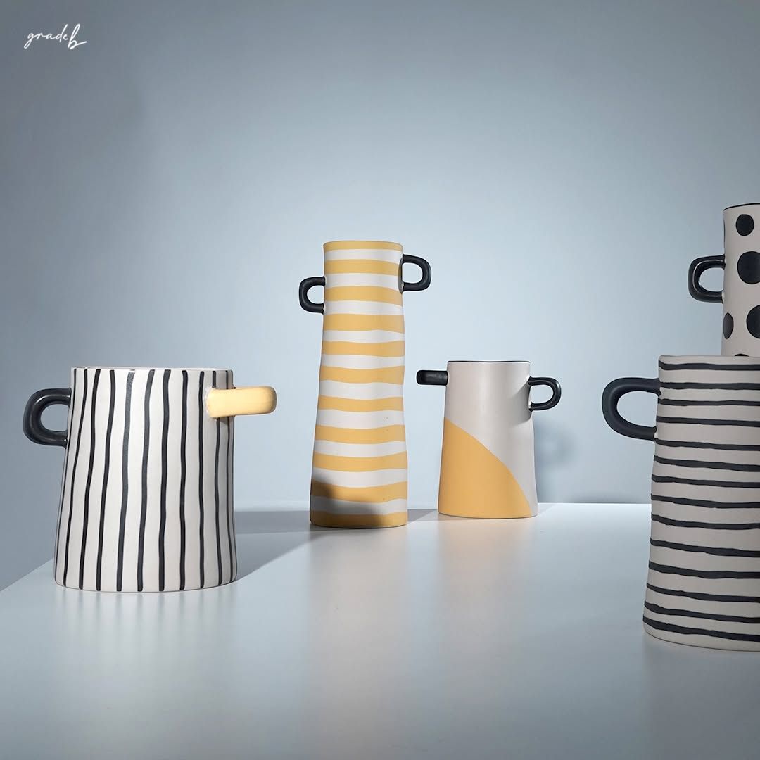  GB - TWO HANDLE VASES 